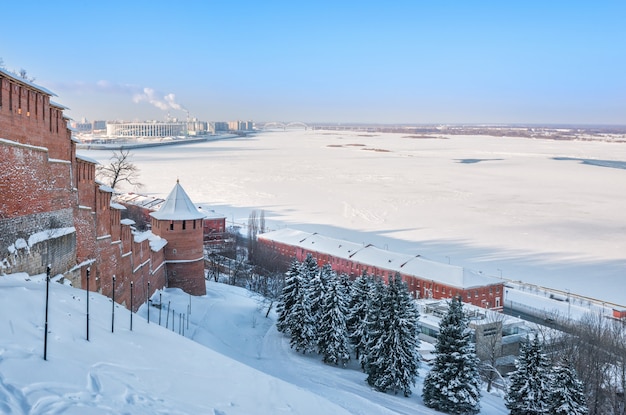 Вид на зимнюю Волгу в Нижнем Новгороде