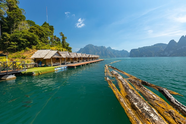 写真 自然の岩山島の風光明媚な風景とタイのカオソック国立公園を表示します。素晴らしいタイ。