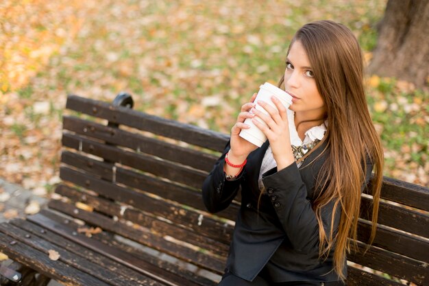 コーヒーとマグカップを持つ女性の眺め