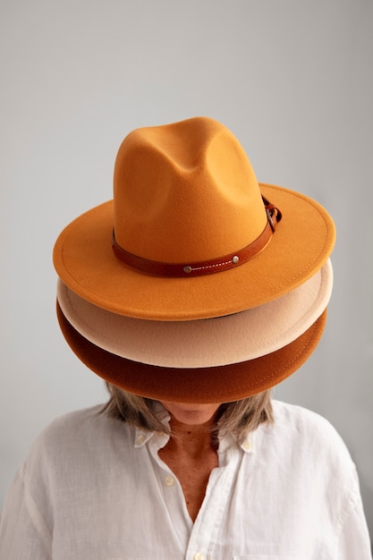 Foto punto di vista della donna che indossa il cappello fedora alla moda