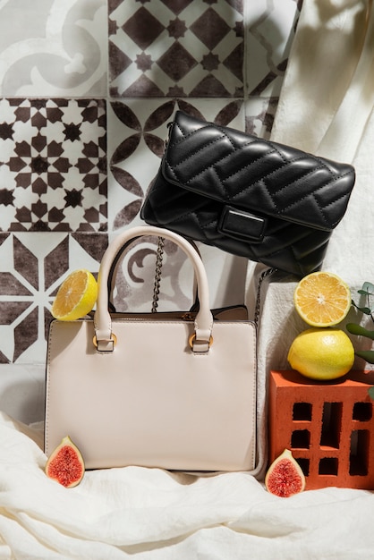 Foto veduta di borsa da donna con estetica a piastrelle mediterranee