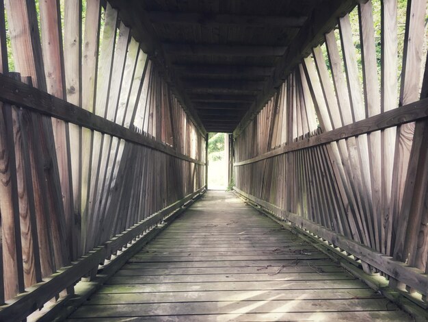 Photo view of wooden covered bridge