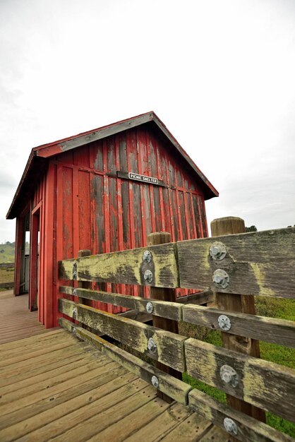 Photo view of wooden house against clear sky