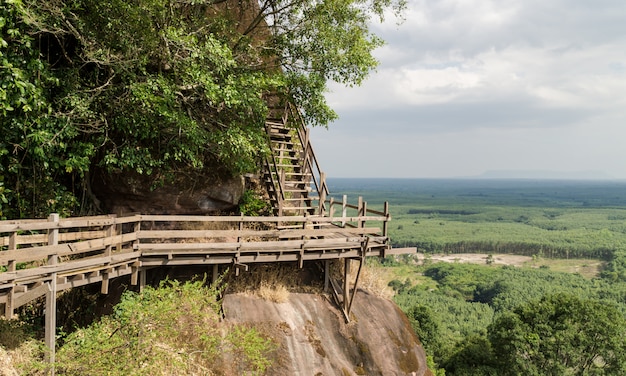 Photo view of a wooden walkway that stretches along the cliffs