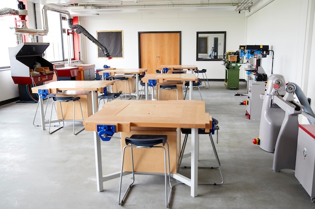 Foto vista di banchi di lavoro e macchine in aula di design e tecnologia di high school