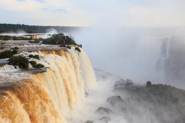 世界的に有名なイグアスの滝の眺めは、ブラジルとアルゼンチンの国境にあります