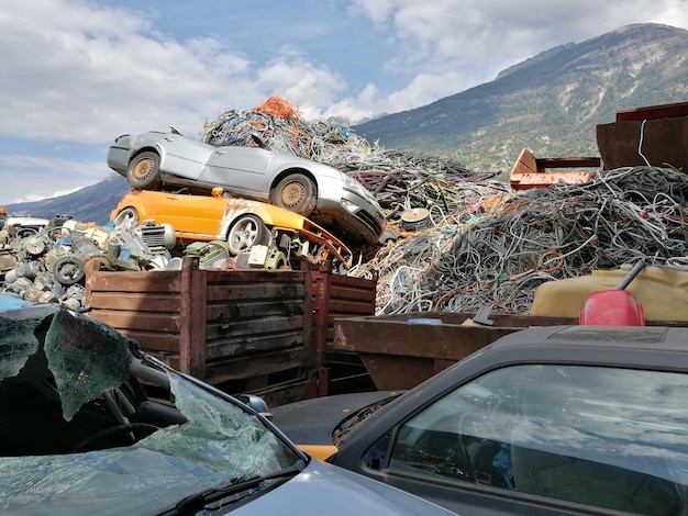 Photo view of yellow and car in front of mountains