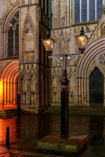 Photo view of york minster at night in york, north yorkshire