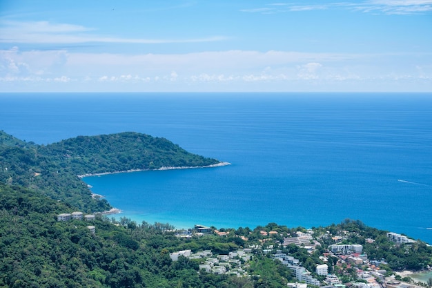 Punto di vista paesaggio città e mare a phuket