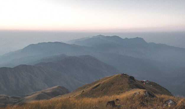 Mulayit Summitの視点とテント。夕方になると、草は金色になり、風の力に応じて動きます。ミャンマーのMulayit Taungで。ソフトフォーカスです。