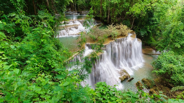 Huay Mae Khamin Waterfalls의 4단계 전망대는 Khuean Srinagarindra National Park , Kanchanaburi 북쪽, 태국 7단 폭포에 있습니다.