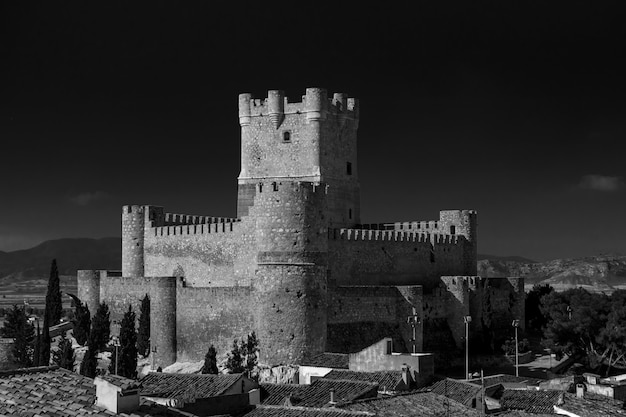 Viste del castello di atalaya nella città di villena, alicante in bianco e nero