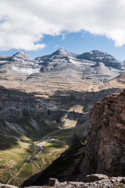 Foto vista del bellissimo paesaggio del parco nazionale ordesa y monte perdido con il canyon