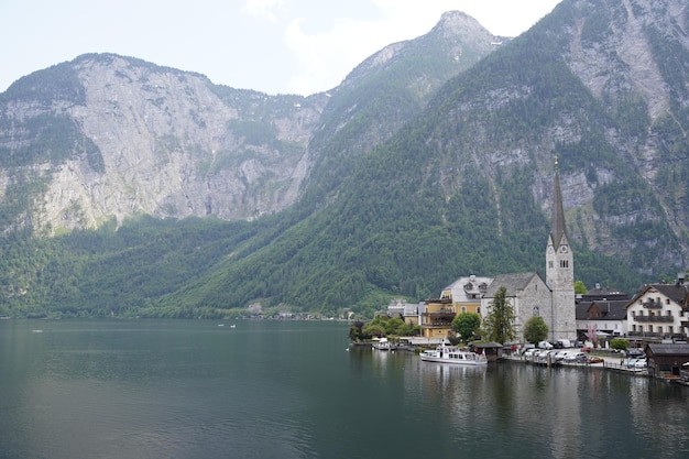 Photo views of the beautiful village of hallstatt and the lake in austria