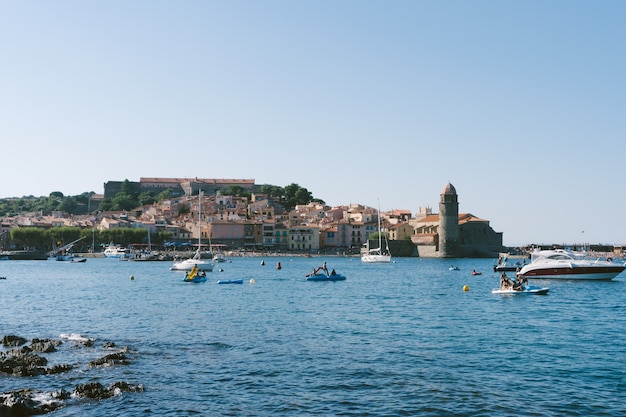 Vedute di un porto medievale con barche sull'acqua. concetto di viaggio