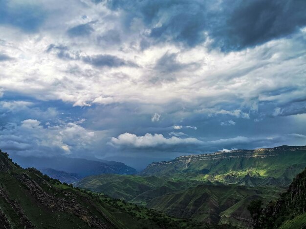 ガムスルロシアの村の近くのダゲスタンの山々の景色2021年6月