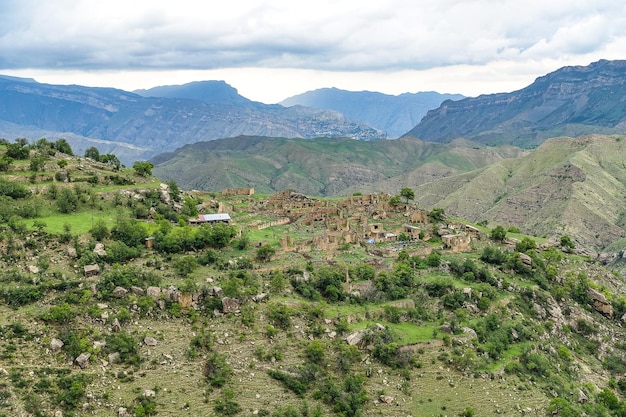 ガムスルロシアの村の近くのダゲスタンの山々の景色2021年6月