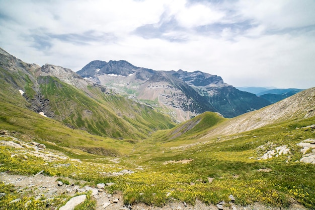 오르데사(Ordesa)와 몬테 페르디도(Monte Perdido) 국립공원의 quotIbon de Bernatuaraquot까지 올라가는 산의 전망