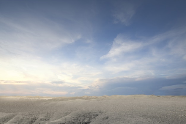 Photo views of sand dune with a blue sky background