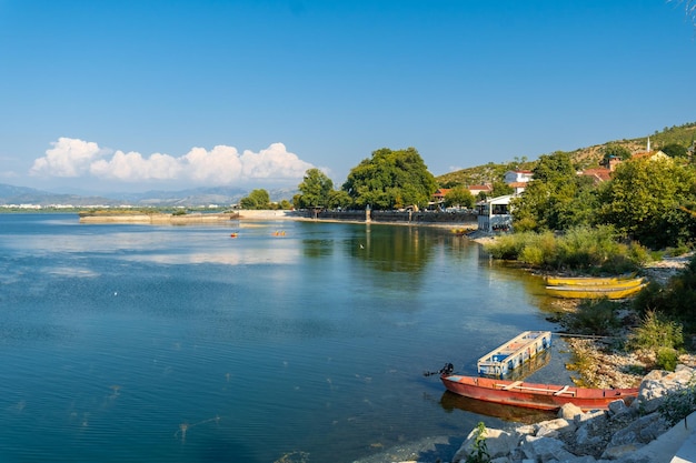 夏休みアルバニアのシュコデル近くのボートのあるシロカ湖の景色