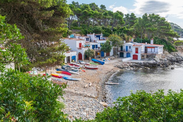 Viste di un piccolo villaggio di pescatori sulla costa brava.