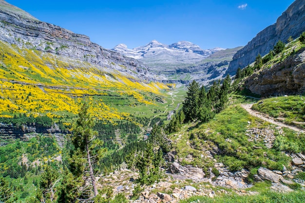 오르데사와 몬테 페르디도 국립공원 아라곤 우에스카 스페인(Aragon Huesca Spain)의 배경에 있는 소아소(Soaso) 계단과 말꼬리 폭포의 전망