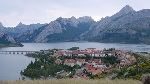 Views of the valley, the reservoir and the bridge of the town of Riaño