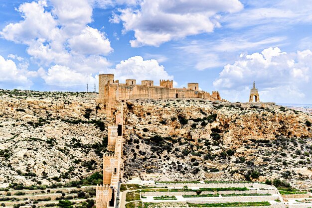 Foto vedute delle mura della collina di san cristobal di fronte all'alcazaba di almeria, spagna