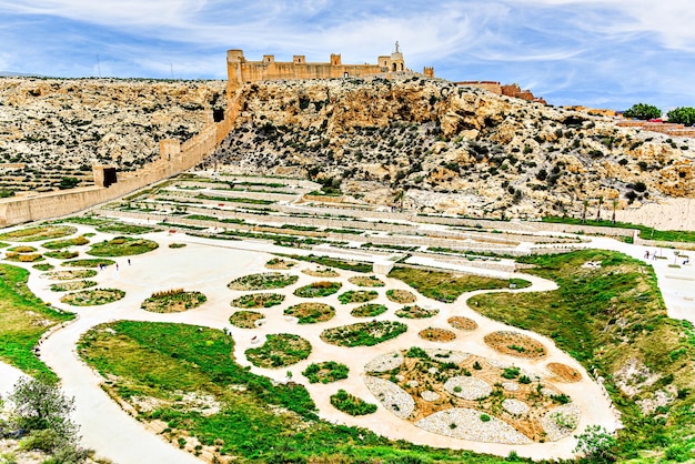 Foto vedute delle mura della collina di san cristobal di fronte all'alcazaba di almeria, spagna