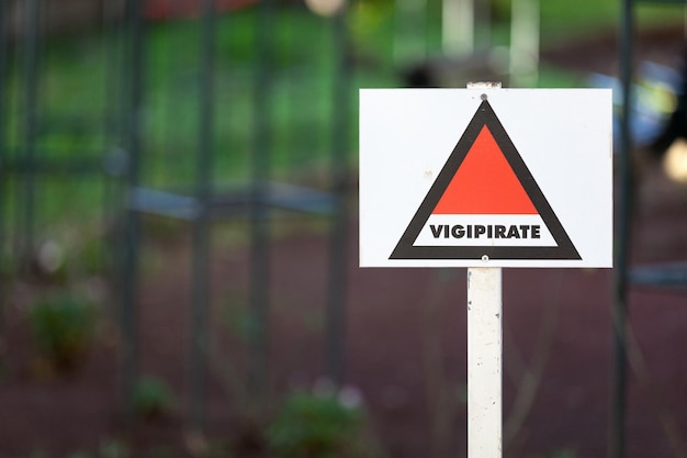 Vigipirate sign near a fence