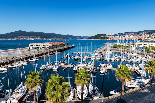 Foto vigo spagna 4 aprile 2023 piccole barche a vela ormeggiate nello yacht club di vigo in una soleggiata giornata di primavera pontevedra spagna