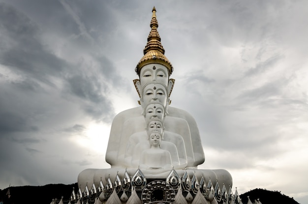 Vijf Boeddhabeeld in Wat Phra That Pha Kaew, Petchabun provincie, Thailand