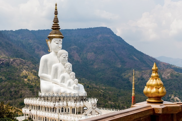 Vijf Buddhas bij Wat phasornkaew Tempel, Khao-kho in Phetchabun-provincie, Thailand