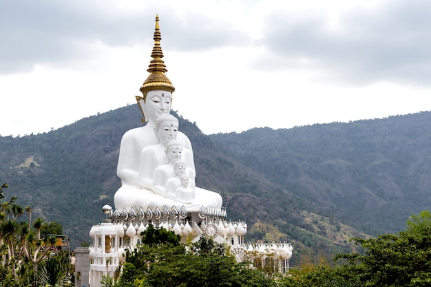 Vijf Buddhas bij Wat phasornkaew Tempel, Khao-kho in Phetchabun-provincie, Thailand