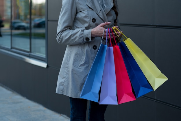 Vijf gekleurde tassen om in vrouwelijke handen te winkelen.