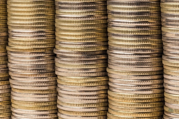 Vijf gelijke stapels munten samengevoegd in één stevige muur macro-achtergrond