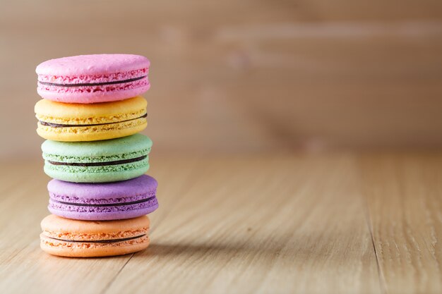 Vijf kleurrijke Franse macaron