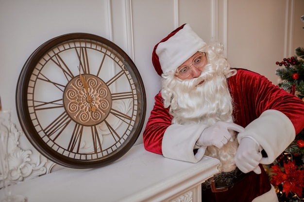 Vijf minuten voor Nieuwjaar of Kerstmis middernacht. Happy Santa Claus-shows op de klok