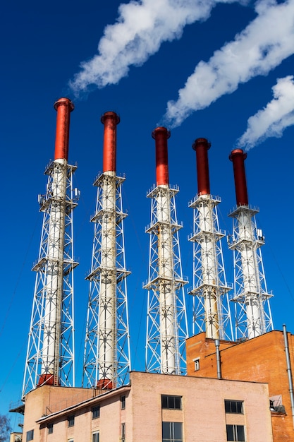 Vijf rokende fabriekspijpen