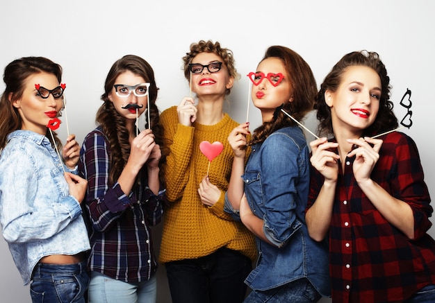 Vijf sexy beste vriendinnen van hipstermeisjes klaar voor een feestje