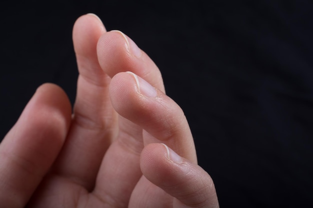 Vijf vingers van een menselijke hand gedeeltelijk in beeld