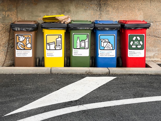 Foto vijf vuilnisbakken op straat