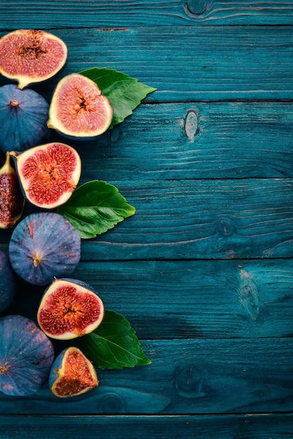 Vijg Vers fruit vijgen op een blauwe houten tafel Vrije ruimte voor tekst Bovenaanzicht