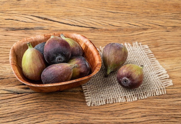 Vijgen in een kom boven houten tafel