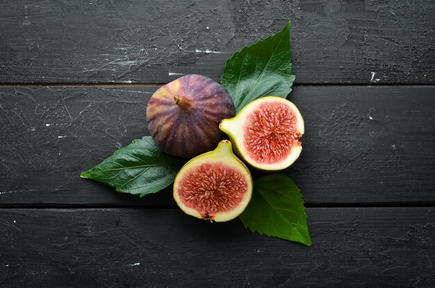 Vijgen op houten ondergrond Tropisch fruit Bovenaanzicht Gratis exemplaarruimte