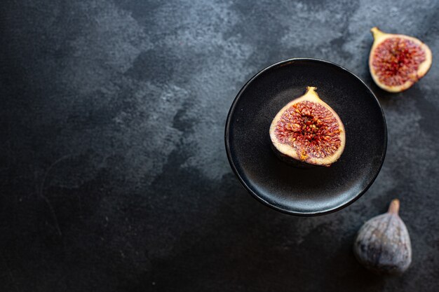 Vijgen rijpe sappige fruitplakken die grootte organische gezonde ething serveren