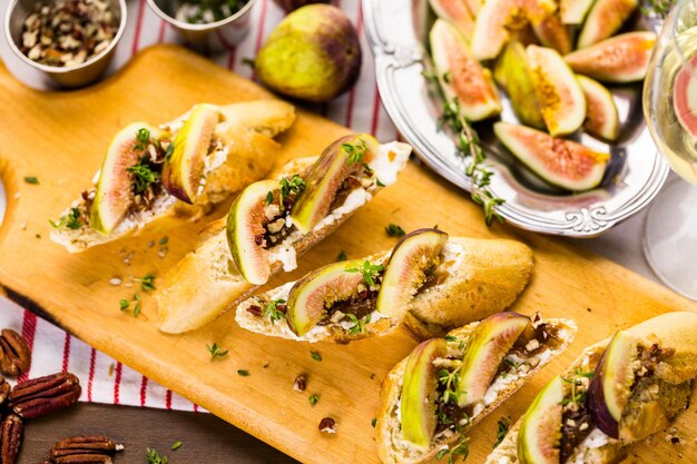 Vijgenbruschetta met biologische Californische vijgen op snijplank.