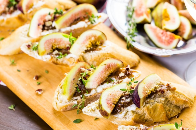 Vijgenbruschetta met biologische Californische vijgen op snijplank.