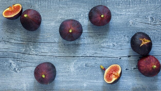 Vijgenfruit op grijs blauw rustiek houten bovenaanzicht als achtergrond