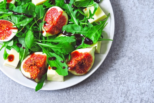 Vijgensalade met rucola en witte kaas. Gezonde salade met vijgen en kaas. Keto lunchidee. Keto-dieet. Vegan salade vijgen tofu rucola.